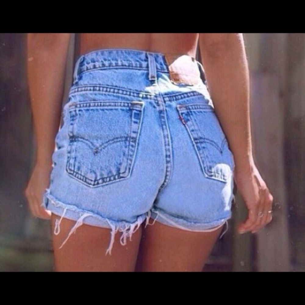 CUTE LEVIS VINTAGE DENIM SHORTS